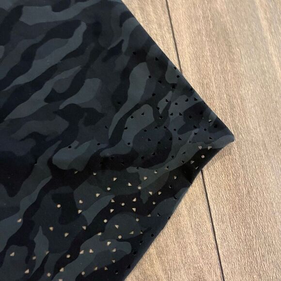 Lululemon Camo Athletic Workout Top Women  8 Bin K-18 - Picture 3 of 7